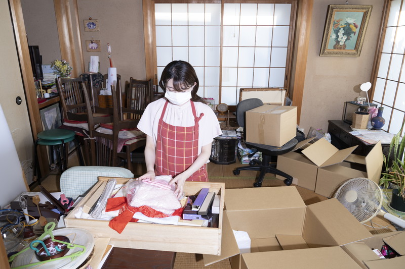 不用品となった弁当箱を捨てる